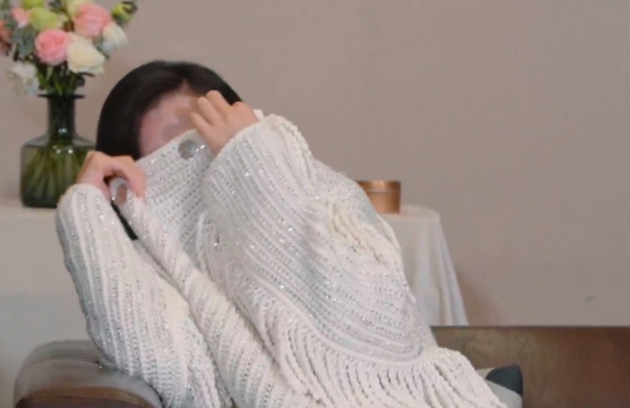 Angelababy邊用衣服遮住喊樣邊表示:「初次見面就這麼失禮,我太激動了!」