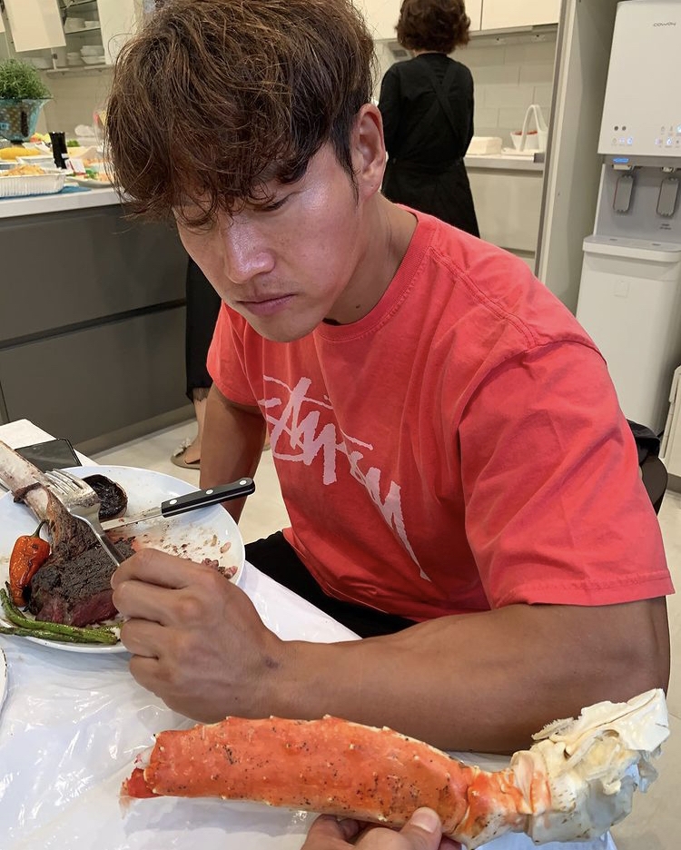 《Running Man》的主持金鐘國及其母親是該節目的固定嘉賓