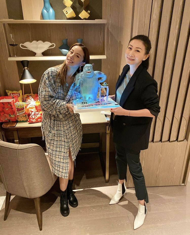 Angela未有提及參觀的家居是屬於Stephy還是Kary
