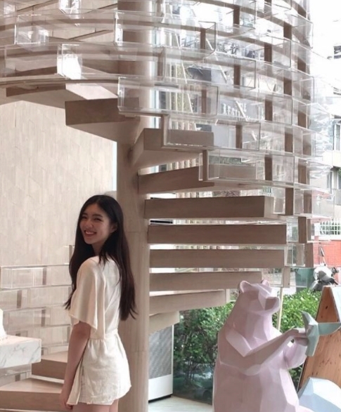 「翻版楊采妮」的美女佳麗梁凱晴(Carina)進入12強被網民譽為2021香港小姐冠軍大熱人馬