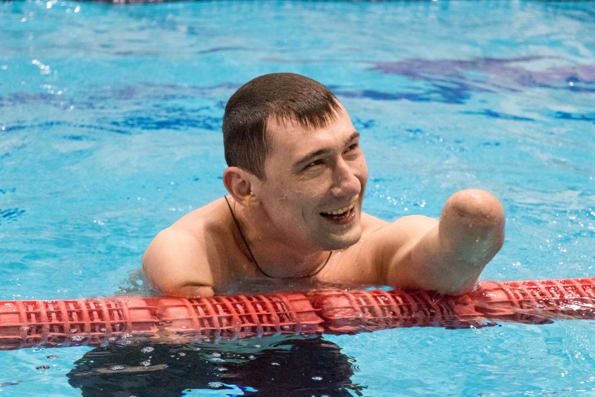 雖然是最後一名完成賽事，但他的堅持卻贏來全場掌聲，為他打氣！