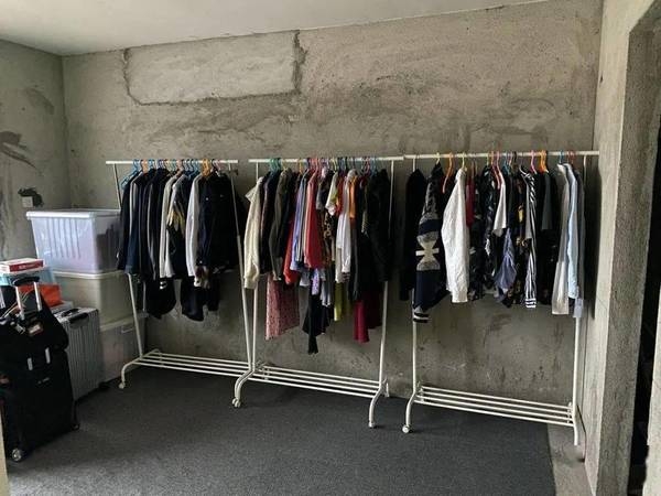 但未經裝修的清水樓卻只得一片水泥牆、石屎外露