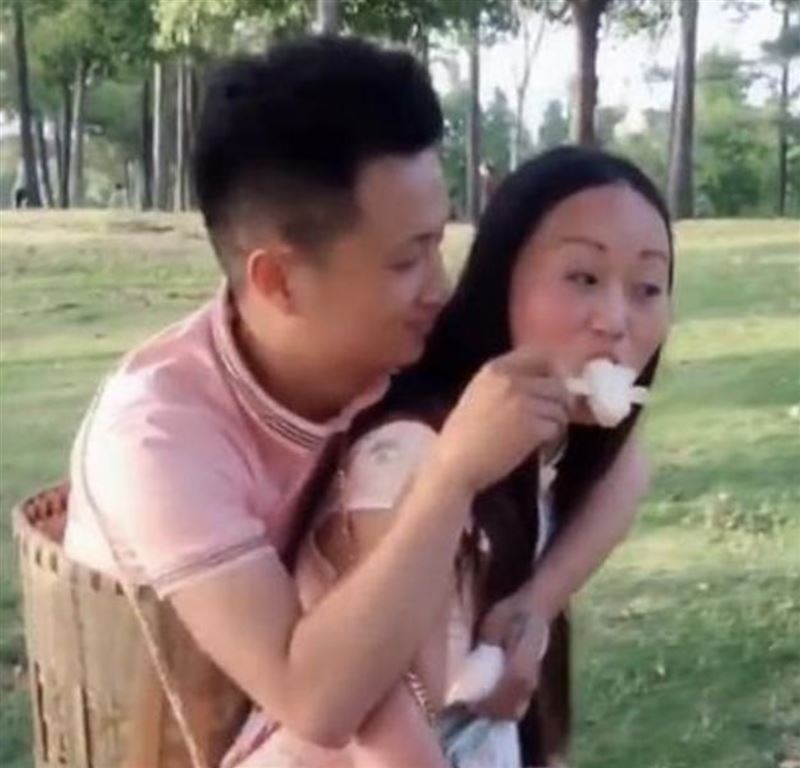 妻子阿嬌揹著半身男小波逛街的照片被瘋傳,自此被封「連體夫婦」!二人爆紅後開始在網上做直播