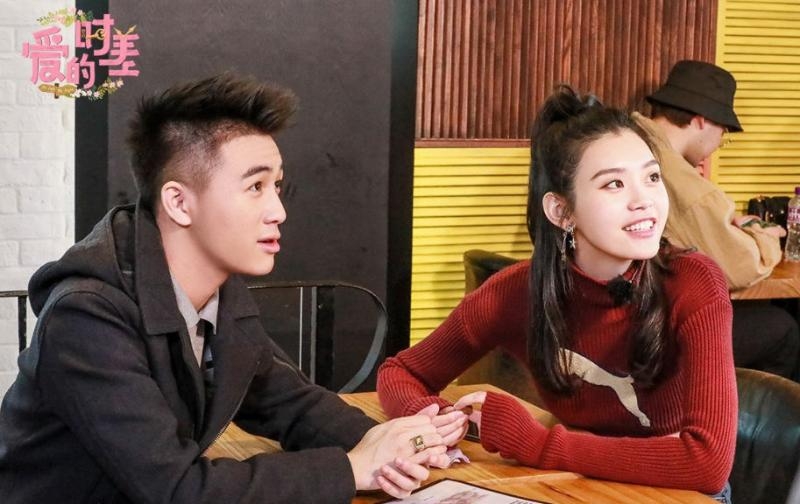 何猷君更一起參加了奚夢瑤參與錄製的戀愛綜藝《愛的時差》而朝夕相對