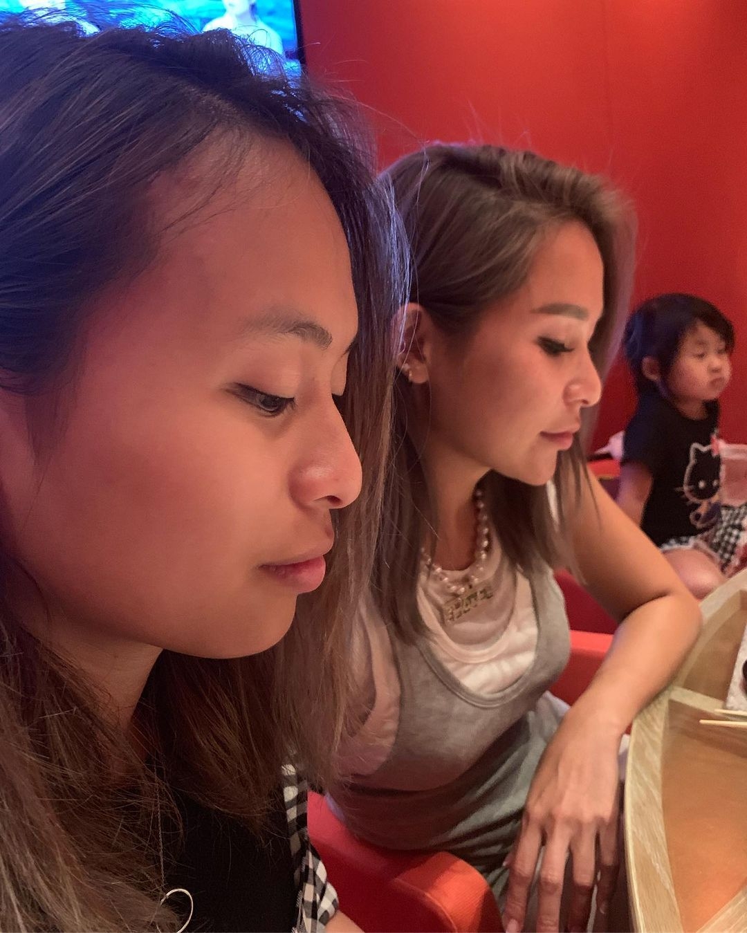 不過網民就將焦點放在兩母女神複製的樣貌上,洗米嫂與女兒 Virginia 無論是雙眼、鼻子、嘴巴以至臉型都似到十足十,直頭像倒模一樣!