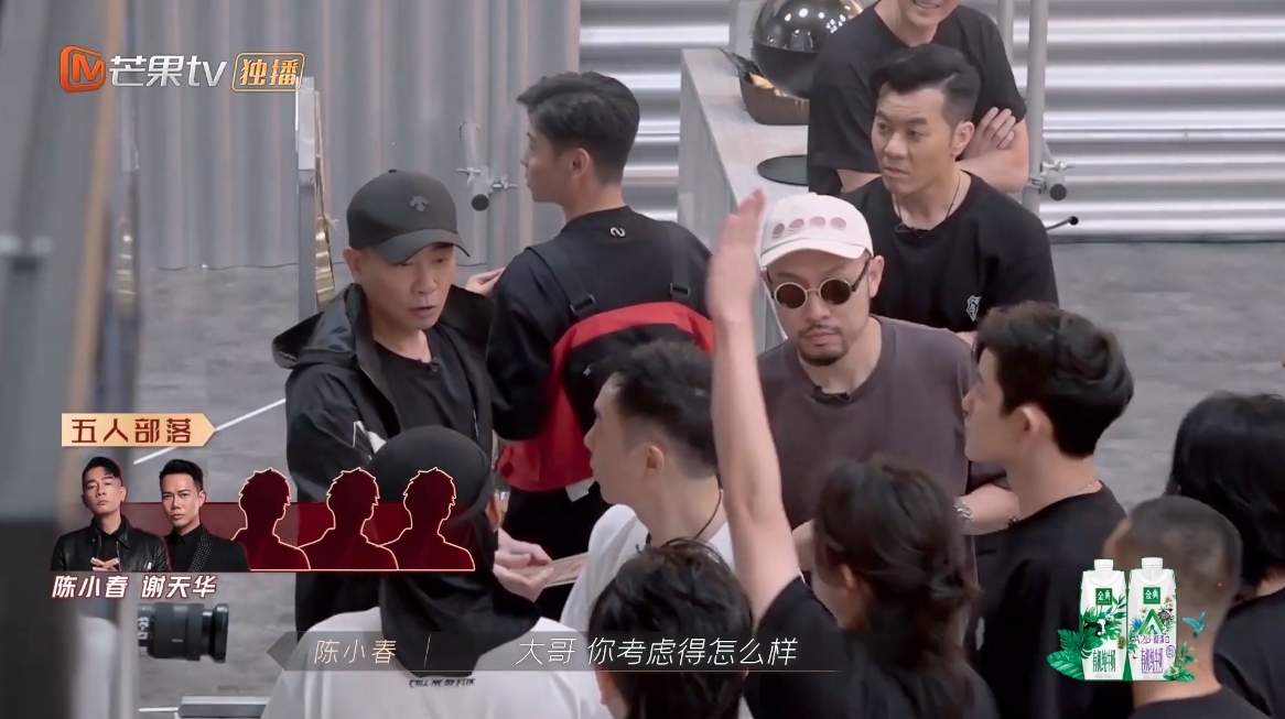而一向豪邁的陳小春一步出房門幾乎已經看上了黃貫中,更以廣東話詢問Paul:「點啊點啊,大佬你諗住點啊?」