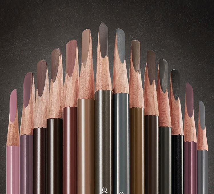 眉妝推薦2021 shu uemura 的「皇牌武士刀眉筆」,它完美硬度可幫助描畫出精準俐落的眉線