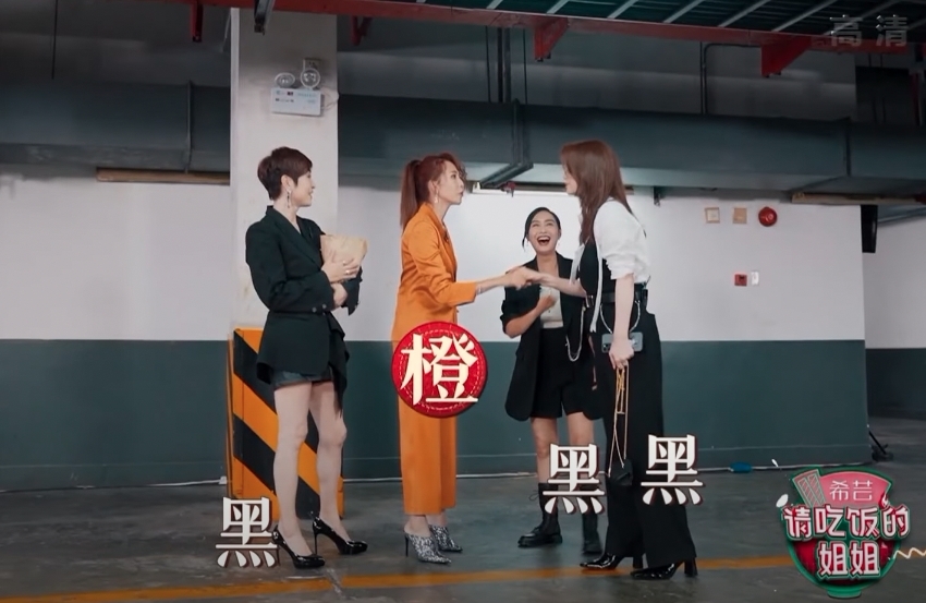 惟蔡少芬一人身穿鮮豔的橙色全套西裝,大罵她大玩特殊穿著是「心機女」!