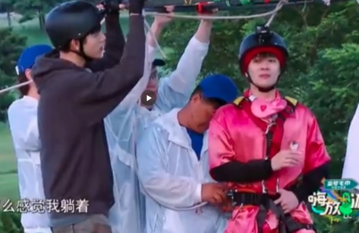 王嘉爾嗨放派除了要在大海中求生之外,他更被綁在巨型的氫氣球被吊上天