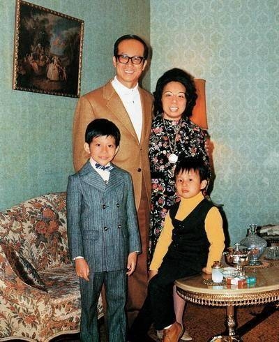 哥哥李澤鉅赴美國獨自生活,雖然李嘉誠希望李澤鉅與李澤楷可以互相扶持