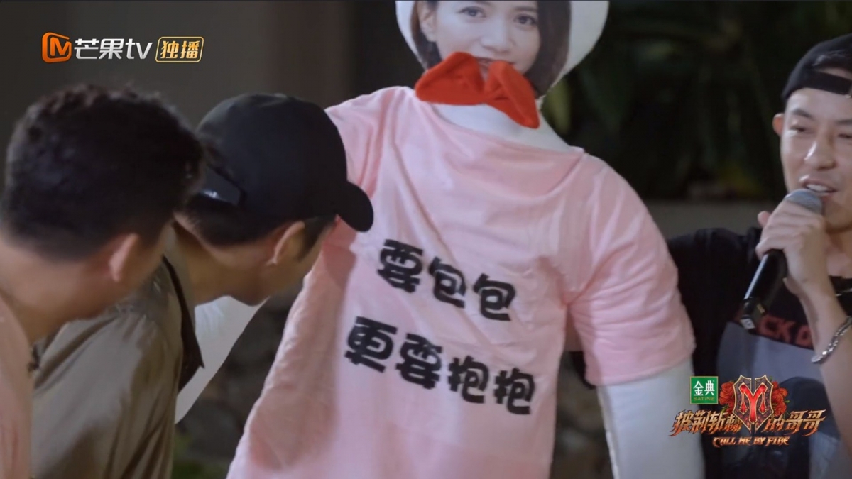 張智霖（Chilam），枕頭正正就印上了Chilam老婆袁詠儀（靚靚）和兒子Morton的樣子。