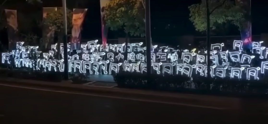 有網民形容「真愛粉」走火入魔,並有人分享出疑似監獄外有人聚集的情況。
