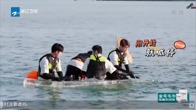 王嘉爾出演實驗性綜藝《嗨放派》實驗節目時,更孖李榮浩上山下海!