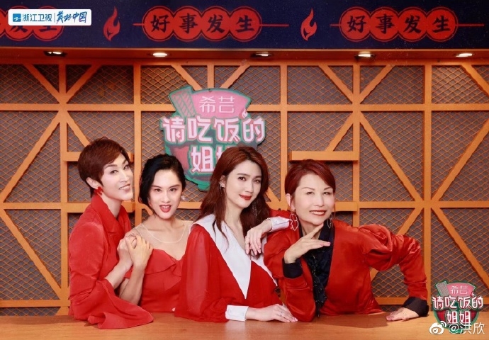 洪欣上載了4張不同版本的合照,她們除了自己外,姊妹各人的樣子都被P至面容扭曲!
