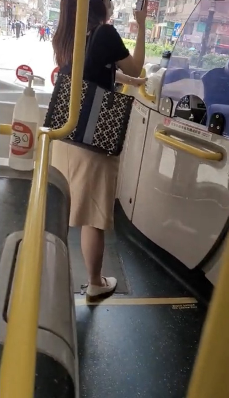 又表示:「我落咗嚟兩分幾鐘你都唔開車門!全世界都見到!」