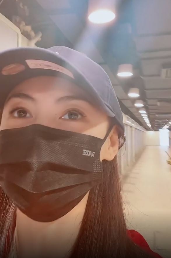 張柏芝在片中踢拖戴帽落街十分平民,不過仍難掩她的美貌和星味