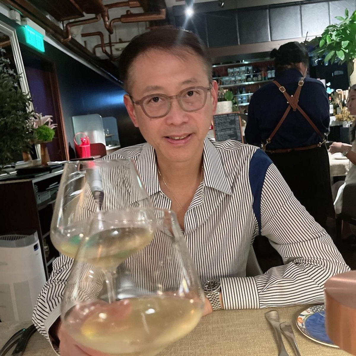 李嘉欣視角與許晉享碰杯照、一張是許晉享視角與李嘉欣碰杯照、最後一張則是李嘉欣與兒子咬同一枝餅乾的合照