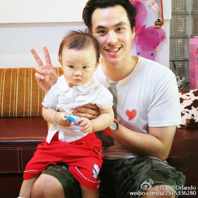 雖然賭王膝下兒孫眾多,不過二房兒子何猷龍、三房兒子何猷啟亦是為賭王誕下孫女,惟只有何猷君能一圓賭王抱孫的心願!