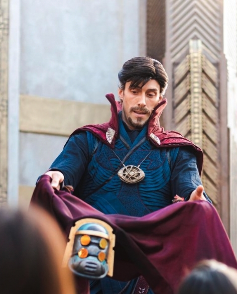 奇異博士演員的動作充滿神秘感,神緒和五官都不輸原版,就連兩頰的皺紋也跟到足,帥氣風範十足!