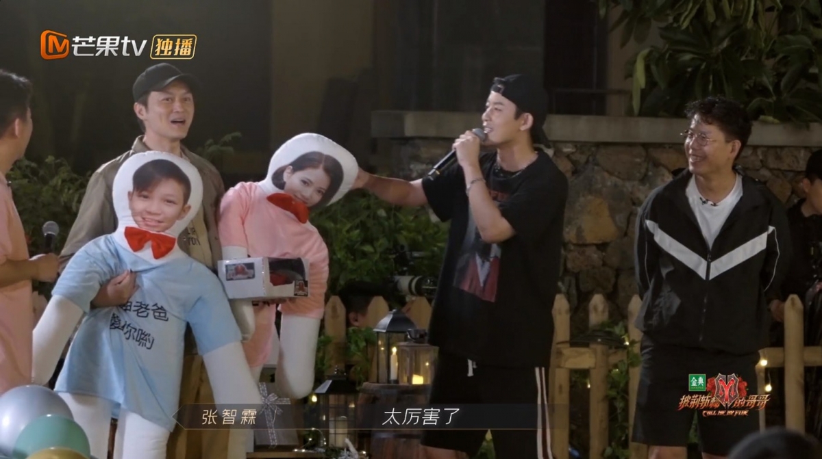 台灣代表就有棒棒糖的敖犬。他在節目中訂造了2個人形攬枕給張智霖（Chilam）