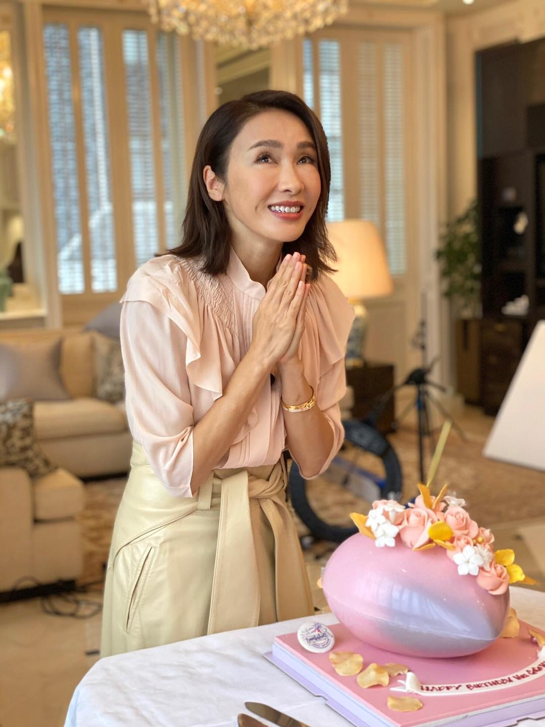 黎姿在社交平台分享與女兒整甜品
