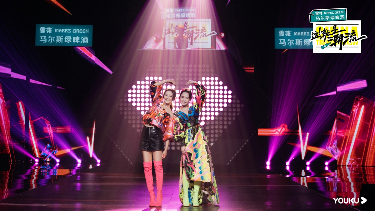 更向鏡頭擺出心心姿勢,畫面十分溫馨~