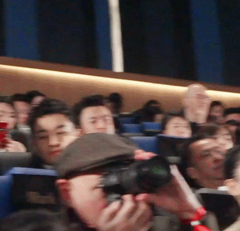 黃曉明與 Angelababy 竟然分開坐,而中間隔著的正是趙薇