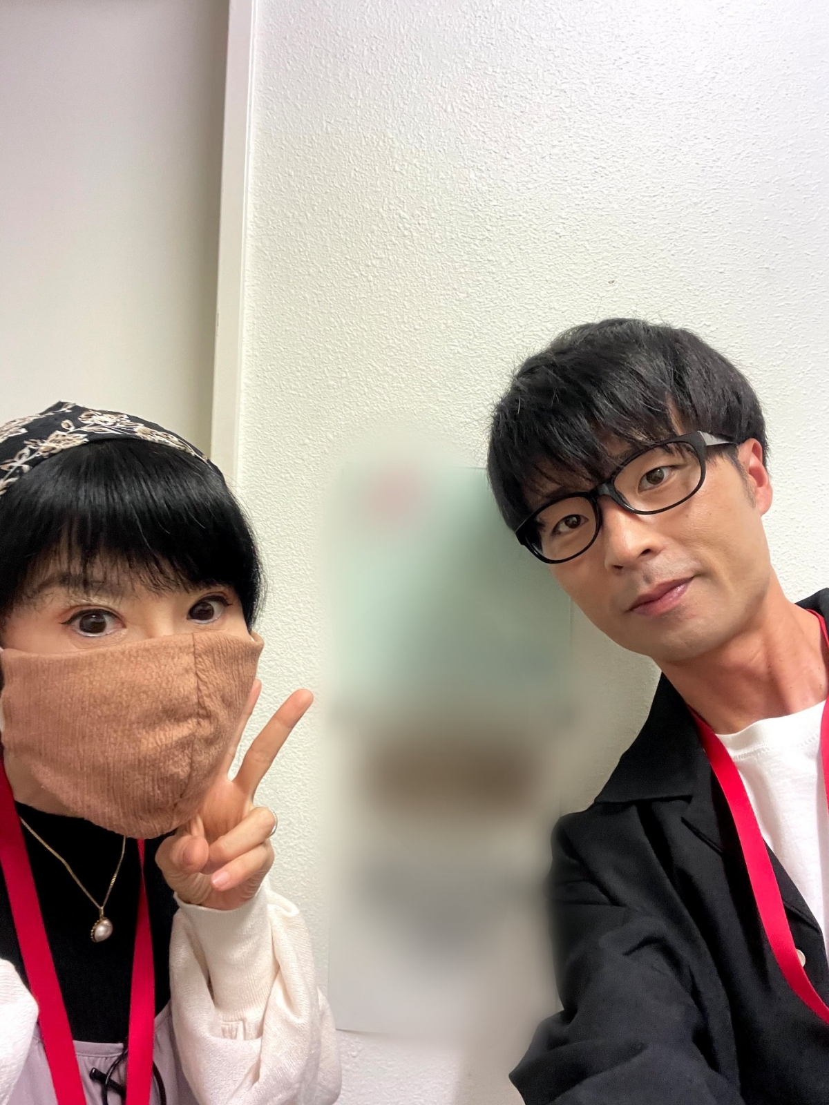 而最惹笑的是,原來當年 Aki 邂逅 Yoshitaka 時只宣稱自己是 44 歲,但其實當時的 Aki 已經是 55 歲了!