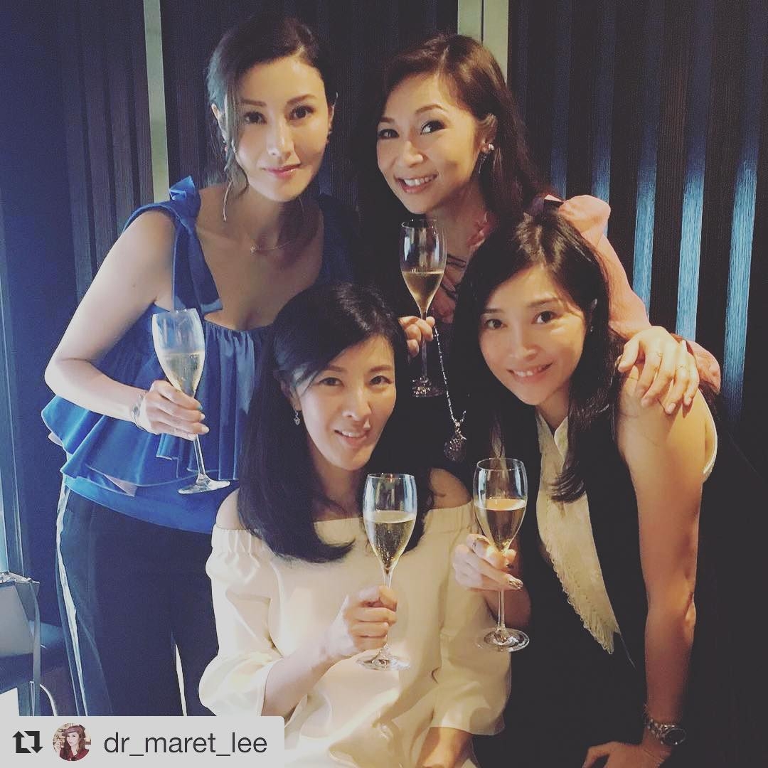 不少網民亦翻出更多李嘉明的正面照片,不少人都認為她的樣貌似乎比妹妹 Michele 較為平庸,無論輪廓、五官精緻度都未如李嘉欣般令人驚豔。