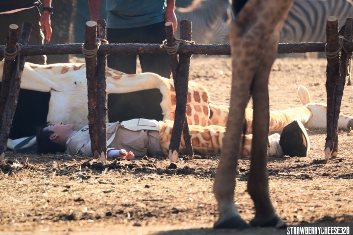 王嘉爾在摔倒後滿身是泥,在完成任務後更有粉絲拍下他累倒在地上的照片