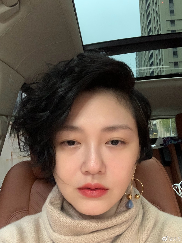 形容他們夫妻為「速配完美的鬥雞」