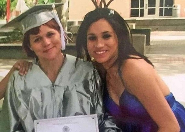 梅根姊姊 Samantha Markle 後來爆出梅根謊話連篇,並找出了自己跟梅根對上一次於 2006 年的畢業合照