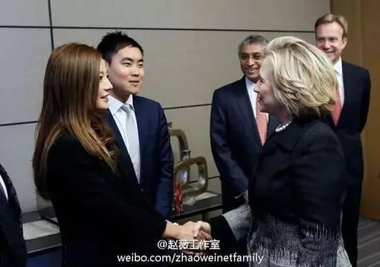 趙薇與老公黃有龍微博曾發佈希拉里合照,被認為在美國政治人脈極為廣,日本軍旗受攻擊