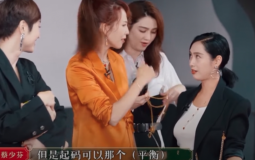 揶揄4人當中最矮的她竟然獨自穿上平底鞋,和眾人身高明顯有一段距離,