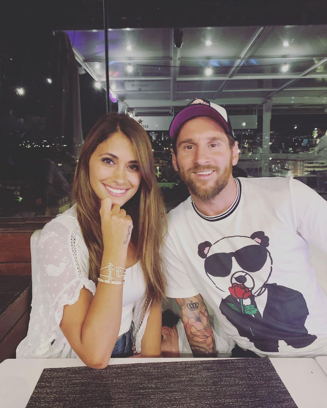 美斯老婆Antonella 因被美斯多年來得付出所感動,也認為有些感覺就只有在美斯身上才找到