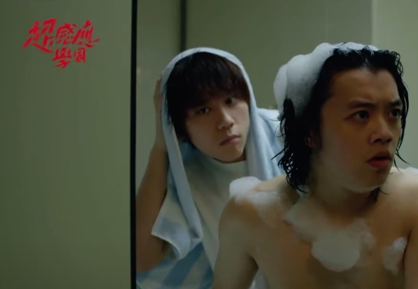 姜濤在浴室中一邊洗澡一邊跟同學談天，他的浴照被大讚可愛～