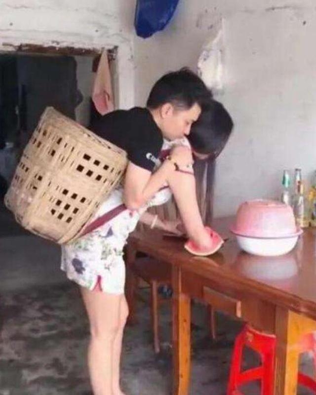 阿嬌帶著小波上街,都習慣會用籃子揹著小波,小波則充當她的雙手,可說是絕配。