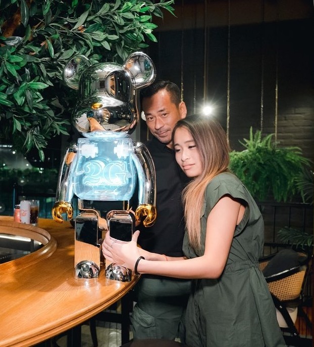 而周焯華的兩位小公主不但完美遺傳了爸爸、媽媽的優良基因,五官不但相當立體精緻,兩位囡囡亦帶有洗米嫂獨有的異國混血韻味,一家人的樣貌更簡直可以用「倒模神複製」來形容。