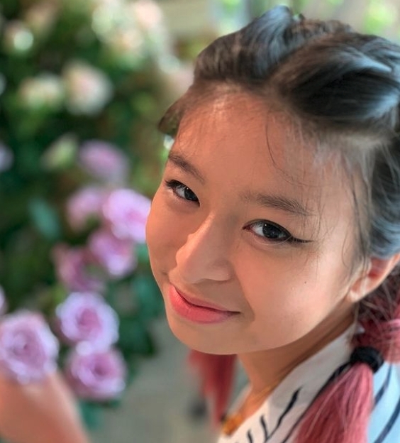 Celine 依然熱愛唱歌,力證她真心喜歡唱歌!不過年僅13歲的她,IG帳號還是由父母營運。她的形象被指依然「老積」