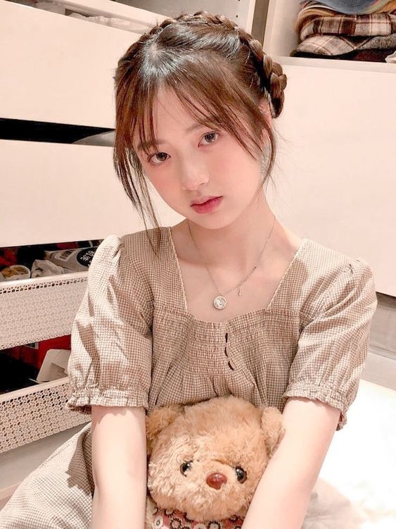 個性爽朗女生不一定要穿裙子,但亦不只有T恤選擇;女生設計的上衣如泡泡袖、皺摺或質地柔軟的針織、絲綢、喱士等都能煥發女性美