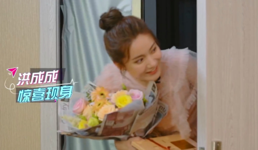節目組安排了洪成成驚喜現身,這時 baby 終於忍不住淚如泉湧