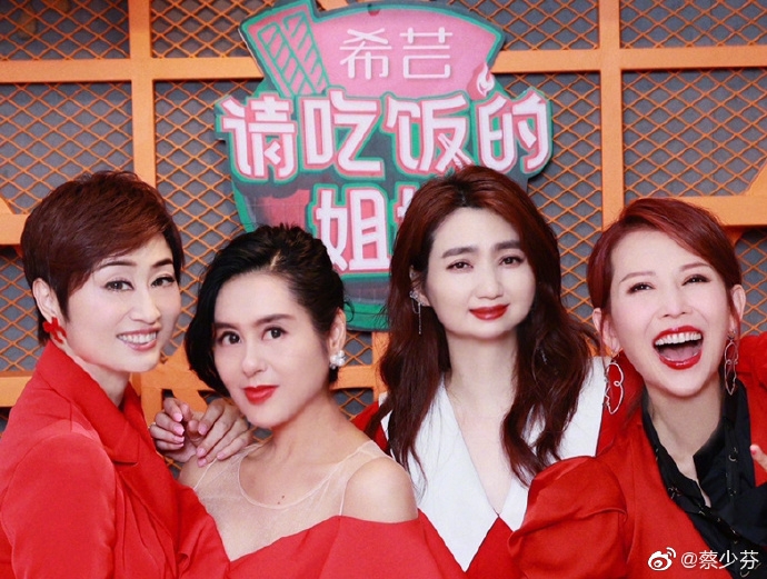 蔡少芬上載了4張不同版本的合照,她們除了自己外,姊妹各人的樣子都被P至面容扭曲!