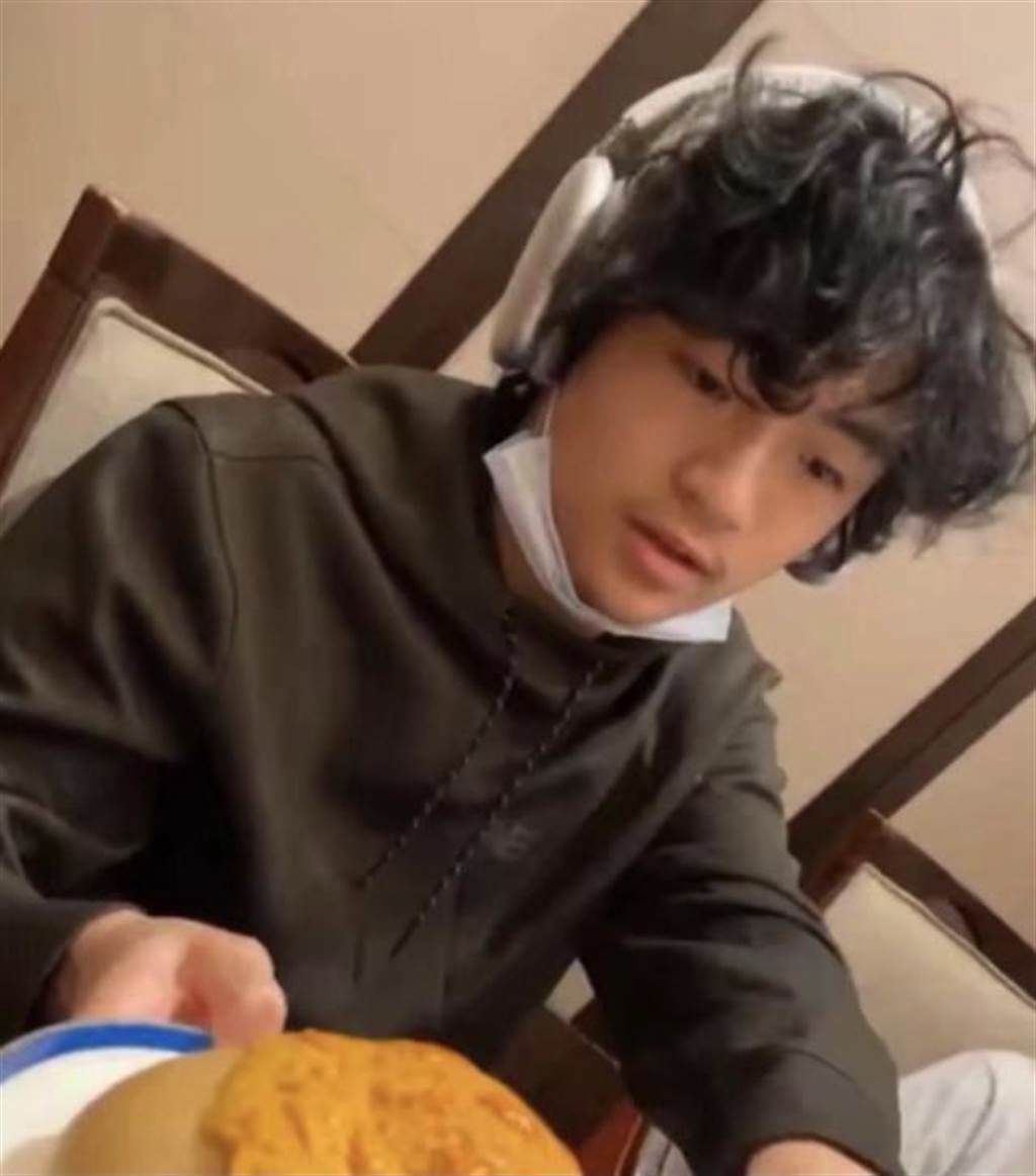 張柏芝和謝霆鋒的大兒子現年已 14 歲 Lucas,早前張柏芝也曾分享過一段帶兒子們出外吃飯的影片