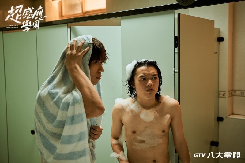 姜濤在浴室中一邊洗澡一邊跟同學談天，他的濕身照被大讚十分可愛～