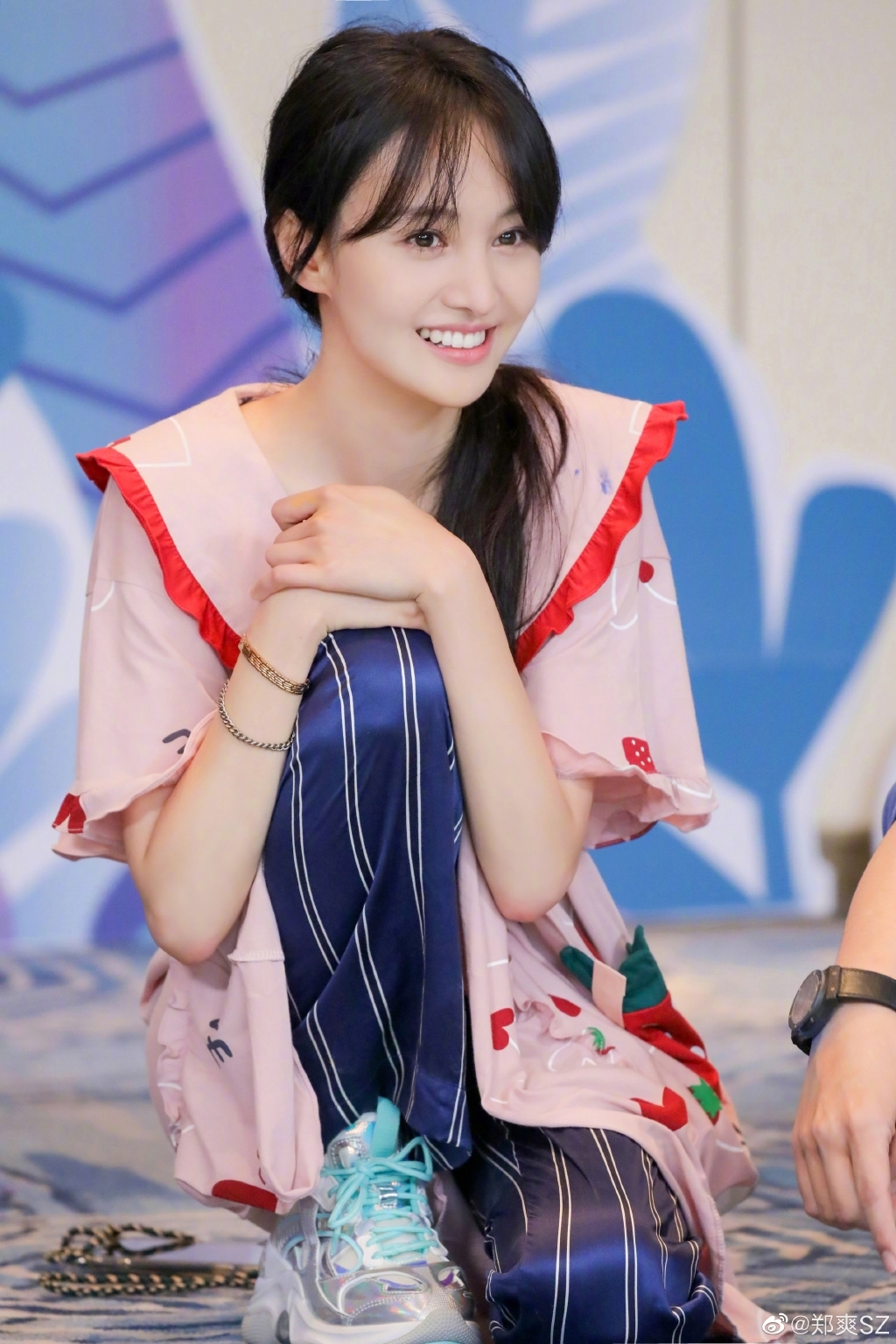 內地女星鄭爽接二連三爆出代孕棄養、陰陽合約、以及逃稅漏稅等風波