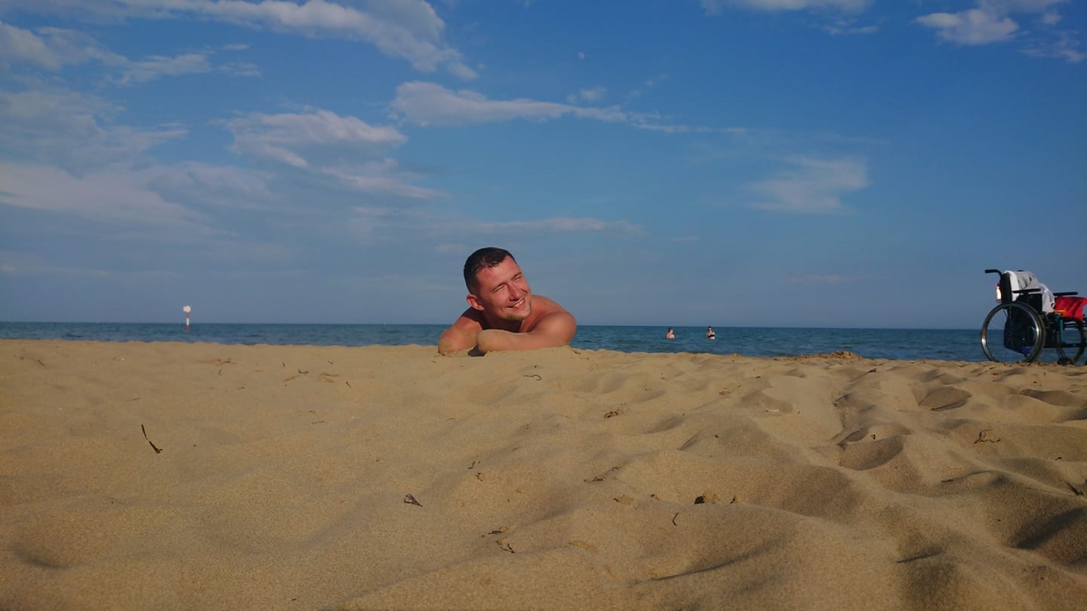 不過年少時的一次意外，卻奪走了他的四肢，摧毀了他的夢想⋯⋯