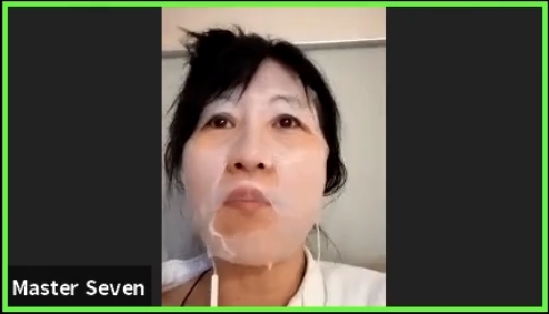 將頭髮隨意束起,一邊敷面膜一邊直播,跟平日高貴造型有不少落差!