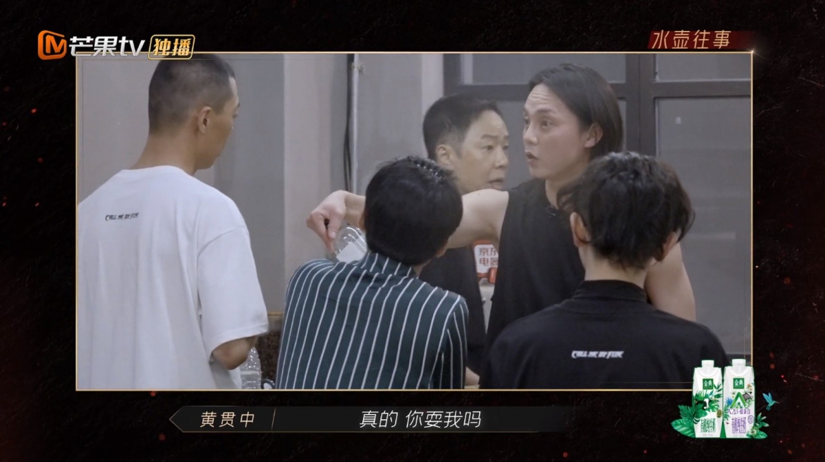 陳小春就在節目中大爆事緣黃貫中在剛入住住所的時候，就投訴沒有熱水壺。