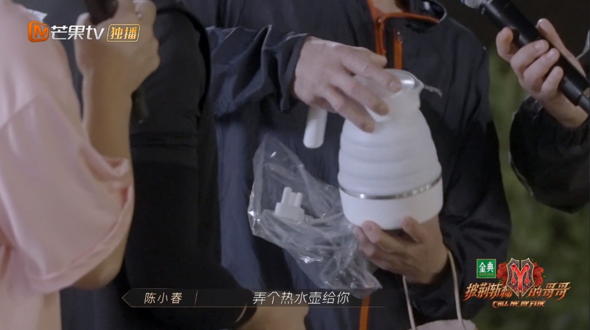 陳小春就在節目中大爆拍攝幕後的一個小插曲。他在送禮環節就位黃貫中送上了一個熱水壺