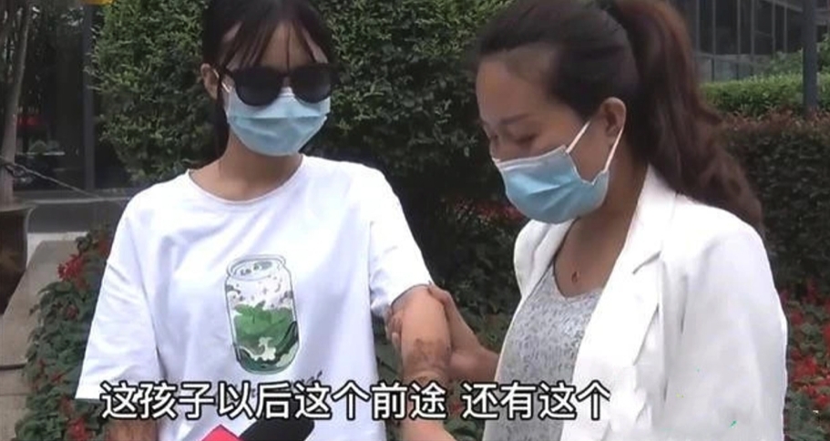 因為該紋身實在太過明顯,所以女生回家後立即被媽媽發現